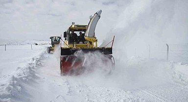 Erzincan'da kardan kapanan 375 köy yolu ulaşıma açıldı