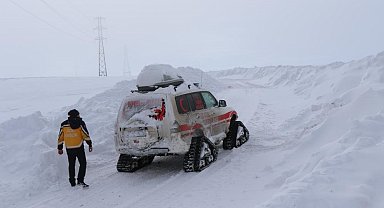 Erzincan'da karlı dağları aşan paletli ambulanslar hastaların derdine derman oluyor