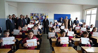 Erzincan'da öğrenciler karne heyecanı yaşadı