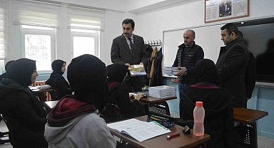 Erzincan'da öğrencilere soru bankası hediye edildi
