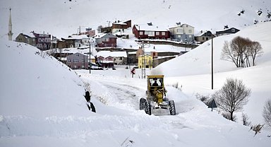 Erzincan'ın yüksek kesimlerinde kar yağışı etkili oldu