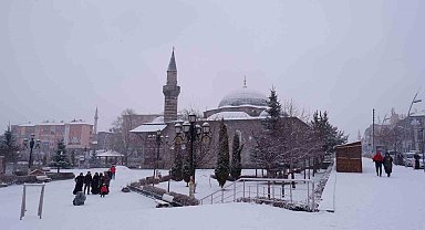 Erzurum'da kar yağışı etkili oluyor, 144 köy yolu kapalı