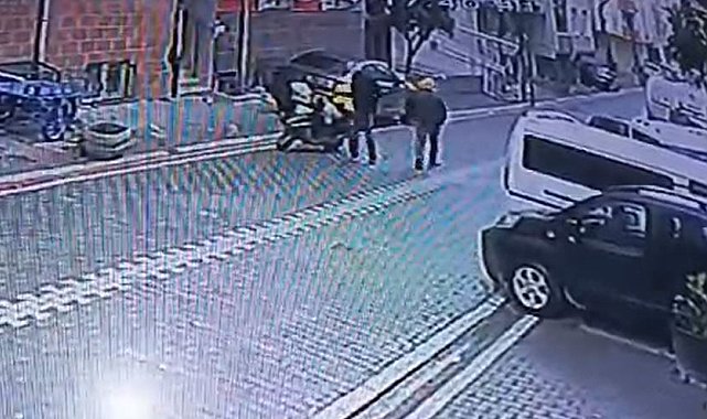 Esenyurt'ta kuryenin motosiklette bıraktığı telefonunu kaşla göz arasında çaldılar