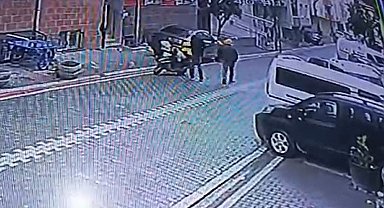 Esenyurt'ta kuryenin motosiklette bıraktığı telefonunu kaşla göz arasında çaldılar