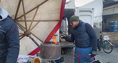 Eskişehir'de pazarcı esnafı emek parası için soğukla mücadele ediyor