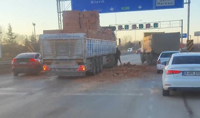 Eskişehir'de tır dorsesinden dökülen tuğlalar trafiği olumsuz etkiledi