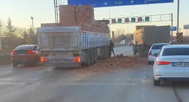 Eskişehir'de tır dorsesinden dökülen tuğlalar trafiği olumsuz etkiledi