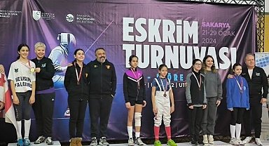 Eskişehir'i temsil eden flöre eskrim takımı Sakarya'dan madalyalarla döndü