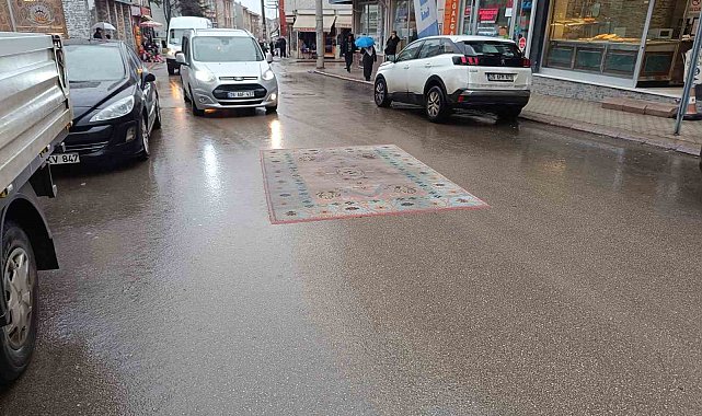 Eskişehirli esnaftan ilginç halı yıkma yöntemi