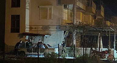 Evin önünde park halindeki otomobil alev alev yandı
