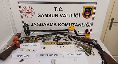 Evinde silah ve uyuşturucu ele geçen şahıs jandarma tarafından gözaltına alındı
