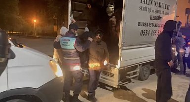 Ezine'de 35 kaçak göçmen ile 6 organizatör yakalandı