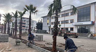 Ezine'de Gazi İlkokulu ve Gazi Ortaokulu'nda çocuk oyun alanları ve çevre düzenlemesi yapılıyor