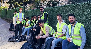 Farkındalık için cadde temizlediler ve kitap okudular