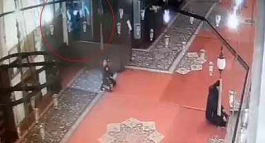 Fatih Camii'nde imam ile bir kişinin ağır yaralandığı bıçaklı saldırı anı güvenlik kamerasına yansıdı. Görüntülerde saldırganın iki kişiyi bıçakladığı görülüyor.