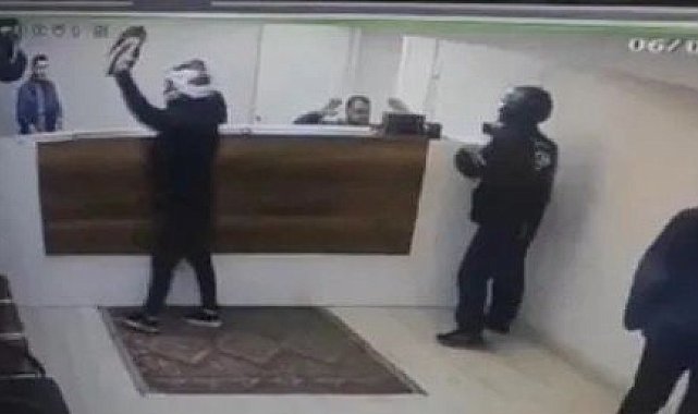 Fatih'te kargo şubesinde gasp girişimi kamerada