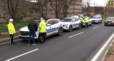 Fatih'te yayalara yol vermeyen sürücülere ceza yazıldı
