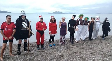 Fethiye'de kostümlerle denize girdiler