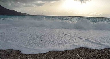 Fethiye'de rüzgarın ardından dev dalgalar oluştu