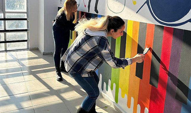 Fırçadan yansıyan notalar okul duvarını süsledi