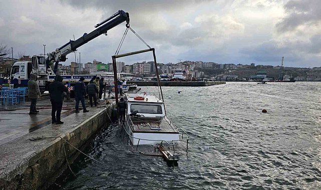 Fırtınada batan tekne vinç yardımıyla çıkarıldı