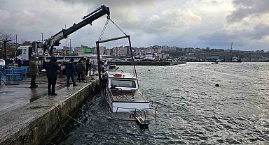 Fırtınada batan tekne vinç yardımıyla çıkarıldı