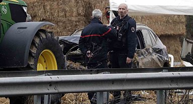Fransa'da araç eylem yapan çiftçilerin arasına daldı: 1 ölü