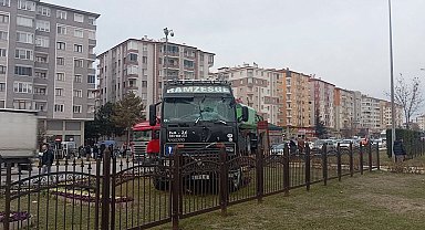 Fren balataları ısınan tır refüje daldı