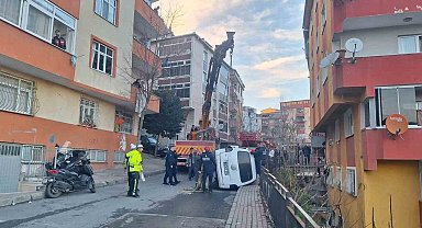 Freni boşalan minibüs çocuğa çarpıp apartman boşluğuna uçtu: Küçük çocuk hayatını kaybetti