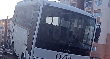 Freni patlayan midibüs kaldırıma çarpıp ağacı devirerek durabildi