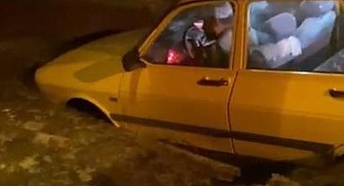 Freni patlayan otomobil gübre bataklığına saplandı