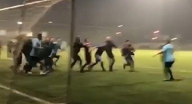 Futbol turnuvası boks maçına döndü...Tekme ve yumruklar havada böyle uçuştu
