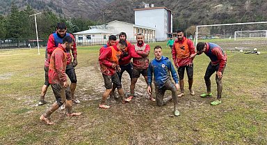 Futbolcular, ligin ikinci yarısının başlamasını çamurda sevinerek kutladı