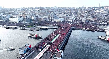 Galata Köprüsü'nde düzenlenen Filistin'e destek yürüyüşüne binlerce vatandaş akın etti
