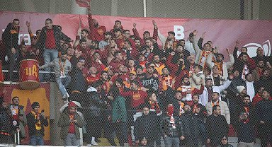 Galatasaraylı taraftarlar takımını yalnız bırakmadı