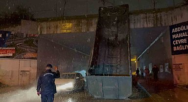 Gaziantep'te dorsesi açılan tır üst geçide sıkıştı