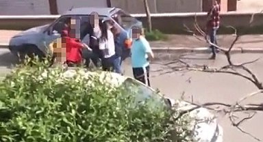 Gaziantep'te kadınların bıçaklı sopalı kavgası kameraya yansıdı