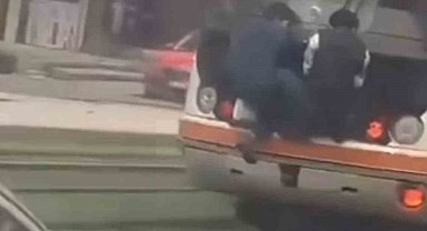 Gaziantep'te tramvayın arkasına tutunan iki çocuk canlarını hiçe saydı