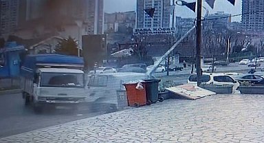 Gaziosmanpaşa'da kontrolden çıkan kamyon ticari araca çarptı, direği devirdi