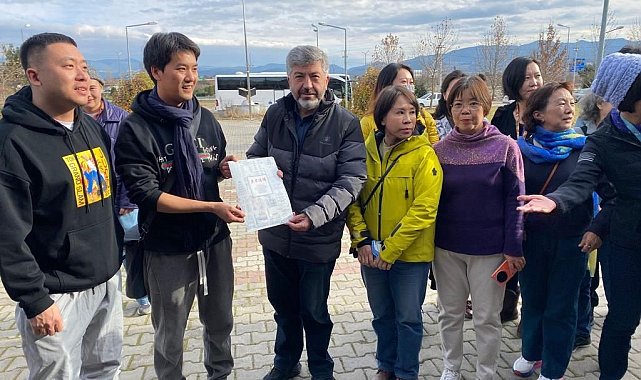 Gediz'e gelen Çinli turist grubu gençlik merkezinde misafir edildi