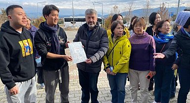 Gediz'e gelen Çinli turist grubu gençlik merkezinde misafir edildi