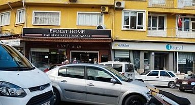 Gelişi güzel park edilen araçlar trafiği çileye dönüştürüyor