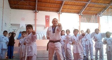 Gençlere taş çıkartan 64 yaşındaki taekwondocu çocuklar için kolları sıvadı