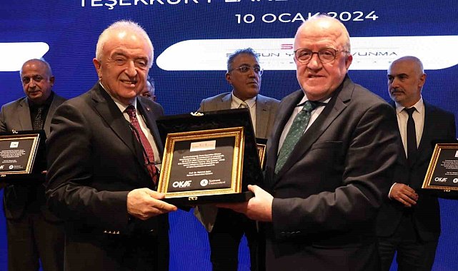 Gençlerin geleceğine yatırım yapanlara plaket