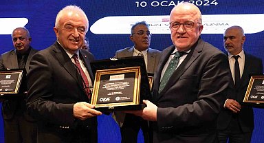 Gençlerin geleceğine yatırım yapanlara plaket