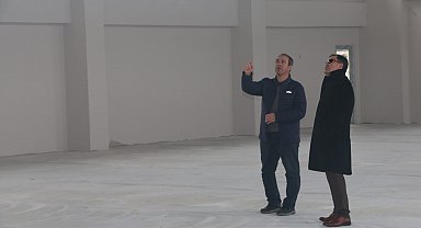 Gençlik ve Spor İl Müdürü Kabakcı, Sarıoğlan Spor Salonu'nda incelemeler bulundu