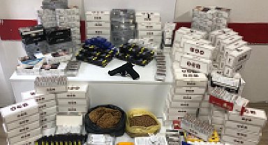 Genel güvenliği tehlikeye düşüren şahsın ikametinde kaçak tütün mamulleri ele geçti