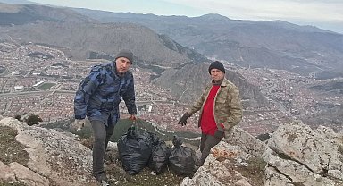 Gezinti yaptıkları Ferhat dağında atık topladılar