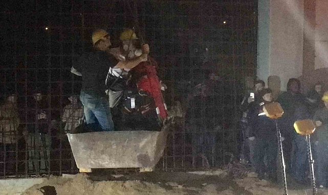 Göçük altında kalan işçilerden biri 12 saat sonra kurtarıldı