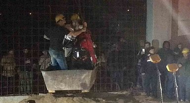 Göçük altında kalan işçilerden biri 12 saat sonra kurtarıldı